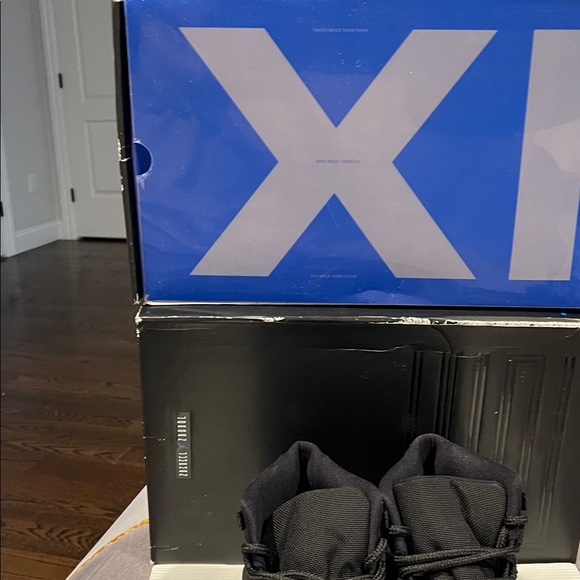 Men Air Jordon 11 Retro. Black white varsity blue. Worn in a photo shoot box’ - Picture 2 of 11